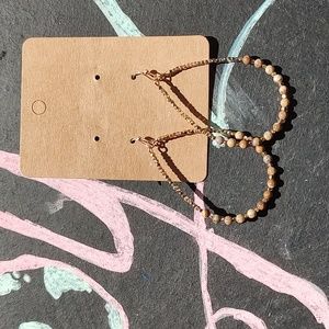 -☀️NWT oval gold drop earrings with light tan beads ☀️SALE 3/$12